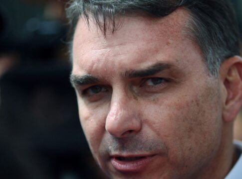 Foto em close de Flávio Bolsonaro