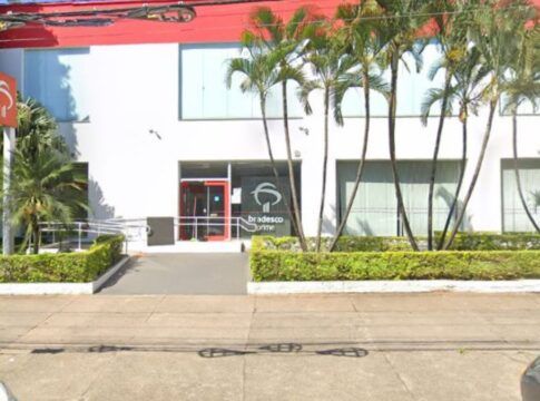 Foto da frente de uma agência Bradesco