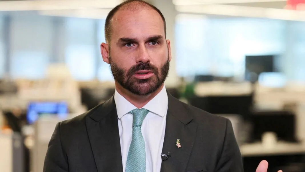 Eduardo Bolsonaro, de terno e gravata, durante entrevista