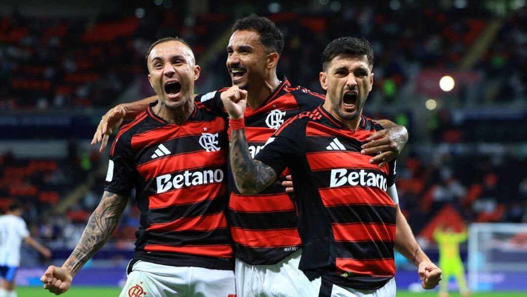Três jogadores do Flamengo comemorando gol