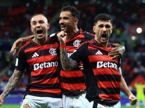 Três jogadores do Flamengo comemorando gol