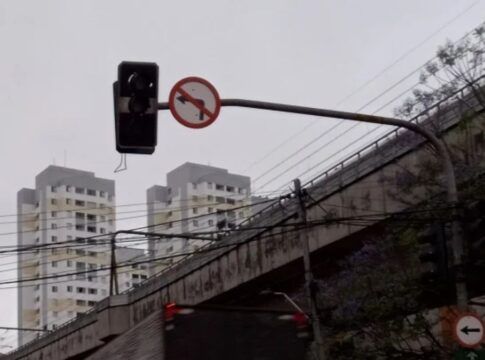 São Paulo sofre com semáforos apagados após temporais e falta de luz