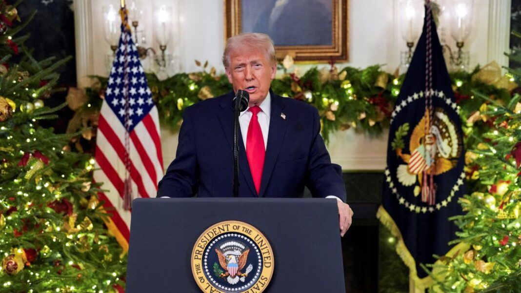 Donald Trump faz discurso em púlpito na Casa Branca