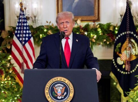 Donald Trump faz discurso em púlpito na Casa Branca