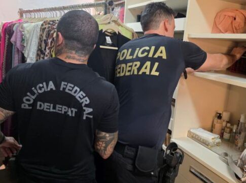 Policiais federais vasculham armário dentro de casa de um dos suspeitos