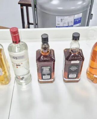 Garrafas de bebida destilada sobre uma mesa