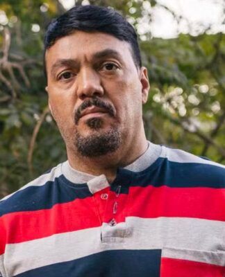 Cantor e ator Belo aparece em primeiro plano vestido como seu personagem na novela