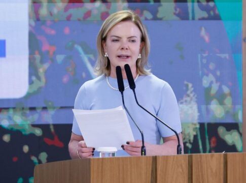 Gleisi Hoffmann fala ao microfone e segura papel durante discurso