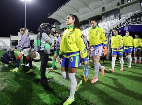 Jogadores da seleção brasileira feminina entram no gramado uniformizadas para disputa de amistoso