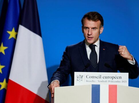 Presidente francês Emmanuel Macron fala no púlpito com bandeiras da França e da União Europeia ao fundo
