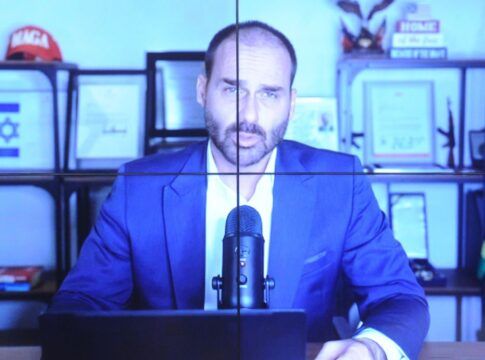 Eduardo Bolsonaro fala ao microfone durante ligação de video