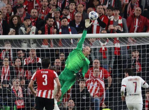 Safonov, “goleiro-herói” do PSG, ficará quatro semanas de fora após fraturar mão