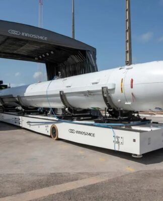 Imagem do foguete sendo conduzido no piso