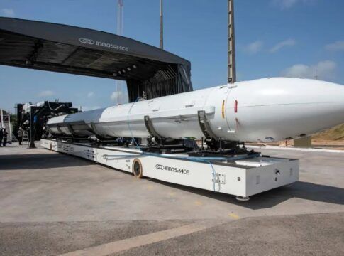 Imagem do foguete sendo conduzido no piso