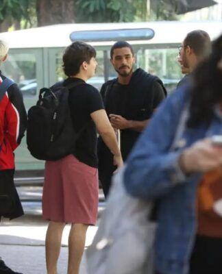 Jovens aparecem na rua com mochilas nas costas