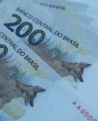 Notas de 200 reais, umas sobre as outras