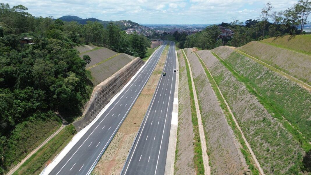 Pistas vazias do novo trecho do Rodoanel
