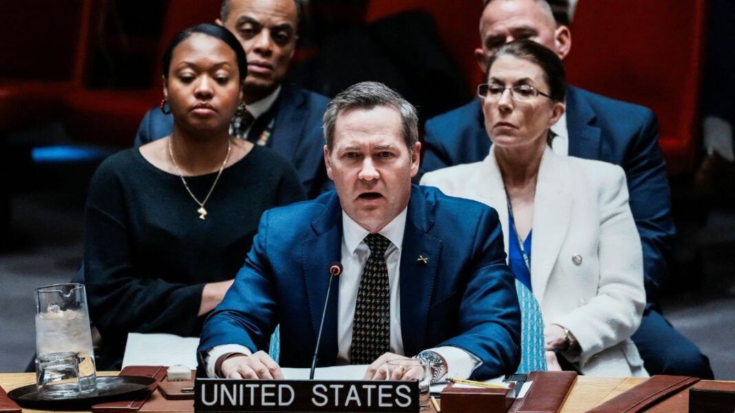 Embaixador dos EUA na ONU, Mike Waltz fala ao microfone durante sessão na ONU