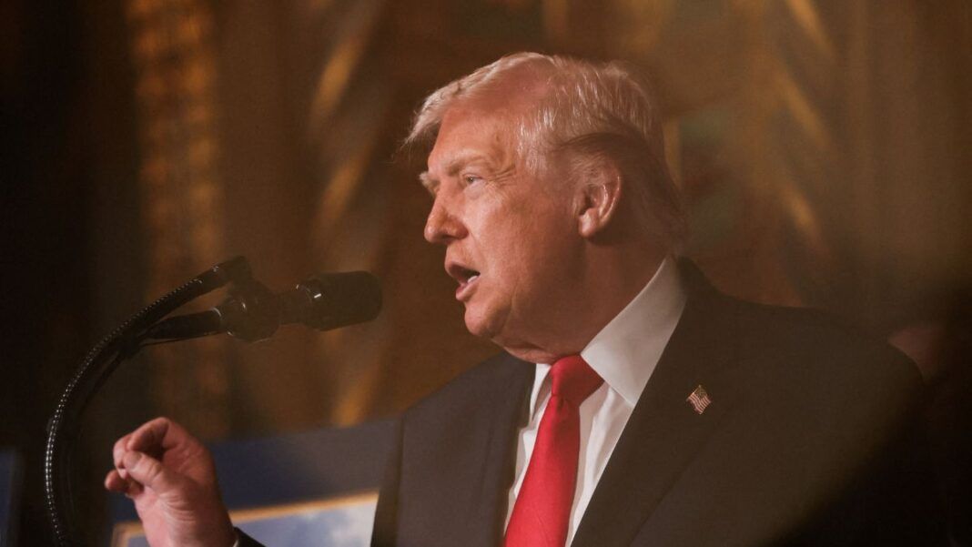 Donald Trump fala ao microfone