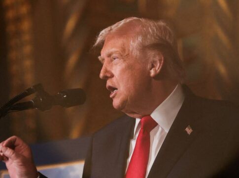 Donald Trump fala ao microfone