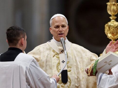 Papa Leão 14 gesticula e fala ao microfone durante missa