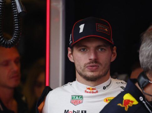 Verstappen veste o macacão de piloto dentro dos boxes da Red Bull