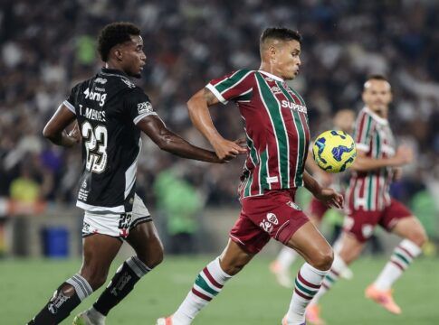 Vasco vira no fim, derruba invencibilidade do Flu e abre vantagem na semi da Copa do Brasil