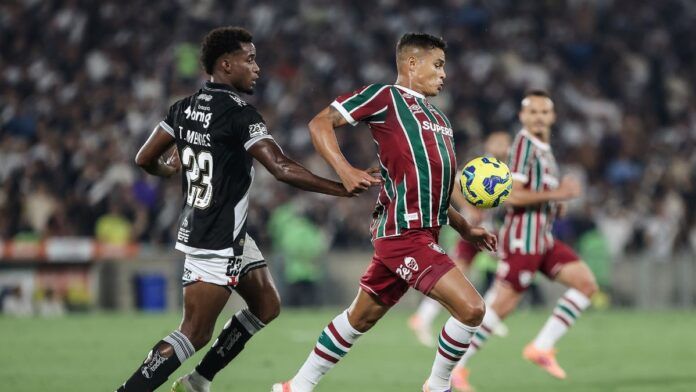 Vasco vira no fim, derruba invencibilidade do Flu e abre vantagem na semi da Copa do Brasil