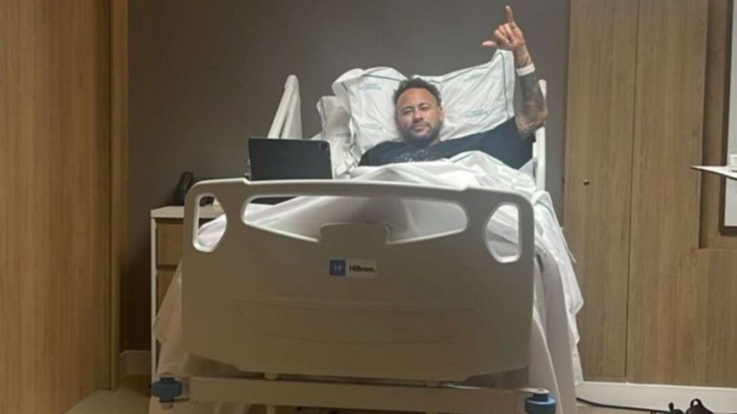 Neymar deitado na maca do hospital antes de cirurgia