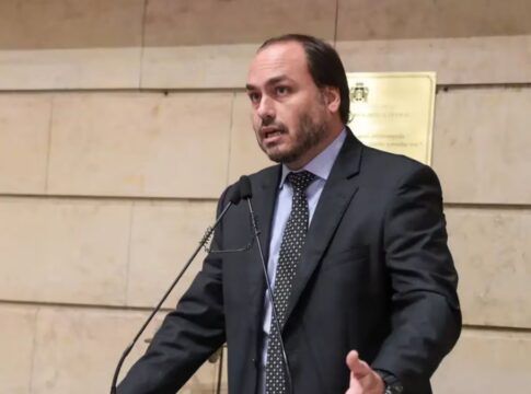 Carlos Bolsonaro renuncia ao mandato de vereador no Rio para disputar Senado