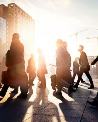 IA assusta, mas contrata: relatório mostra que empregos “ameaçados” cresceram após a pandemia