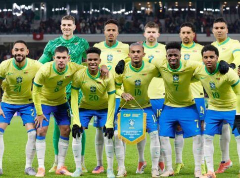 Jogadores da Seleção Brasileira alinhados antes da partida contra a Tunísia.