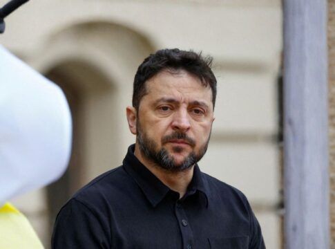 Zelensky e Trump vão discutir plano de paz para Ucrânia no domingo