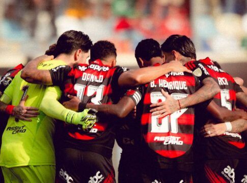 Atletas do Flamengo reunidos em círculo antes da partida contra o Palmeiras