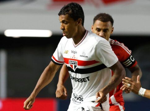 Atleta Luiz Gustavo, do São Paulo, disputando bola com um jogador do Internacional