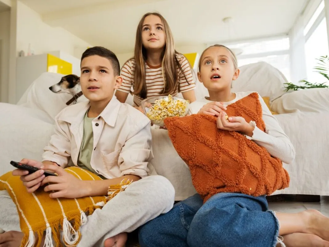 Crianças assistindo filme