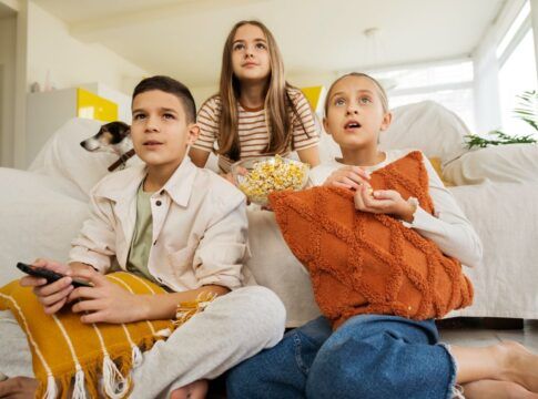 Crianças assistindo filme