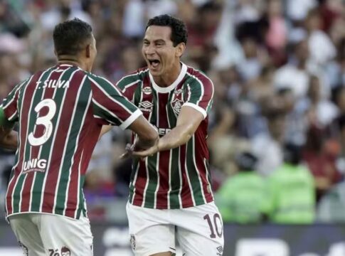 O zagueiro Thiago Silva e o meio-campista Ganso, do Fluminense, de mãos dadas comemorando um gol da equipe