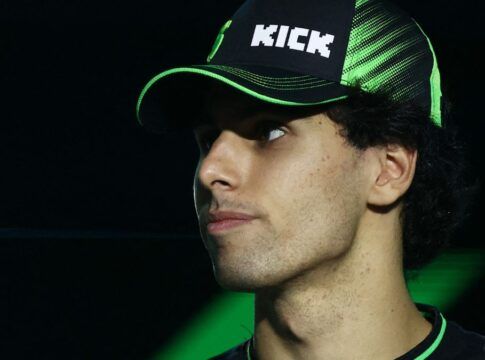 Homem branco vestindo um boné preto e verde-limão escrito KICK (patrocinadora da Sauber)