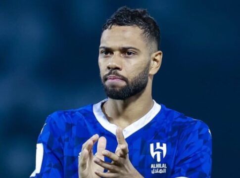 lateral-esquerdo Renan Lodi batendo palma durante partida pelo Al Hilal