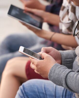 Jovens usando celular