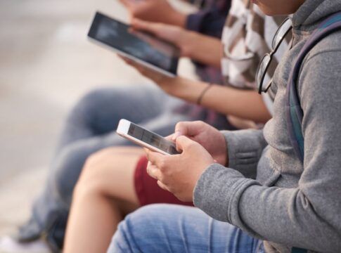 Jovens usando celular