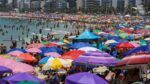 Praia lotada no Rio de Janeiro em dia de calor