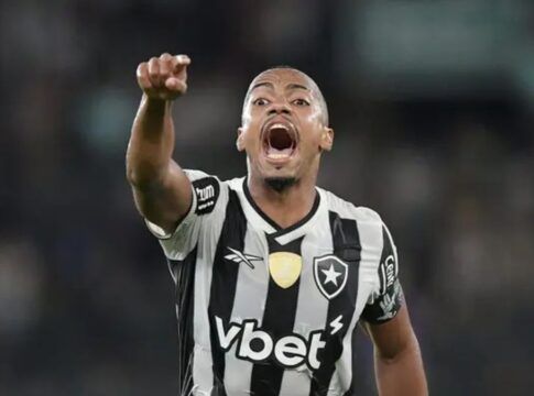 Marlon Freitas apontando com o dedo e gritando durante partida do Botafogo