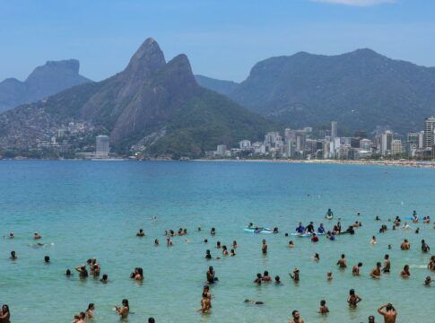 Bombeiros recuperam corpo de piloto de ultraleve que caiu em Copacabana