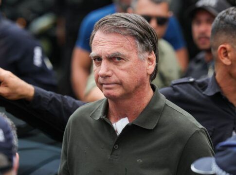Bolsonaro retorna a centro cirúrgico em Brasília após nova crise de soluços