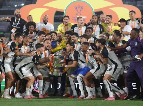 Jogadores do Corinthians erguendo a taça da Copa do Brasil