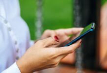 Pessoa mexendo no celular