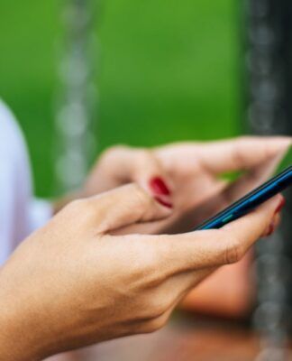 Pessoa mexendo no celular