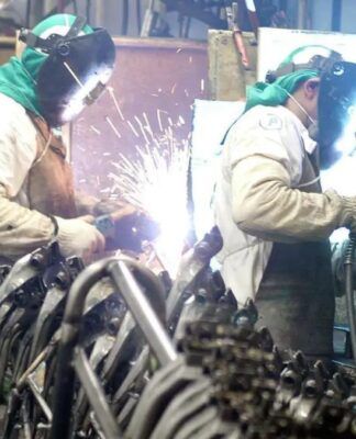 Trabalhadores da indústria trabalhando